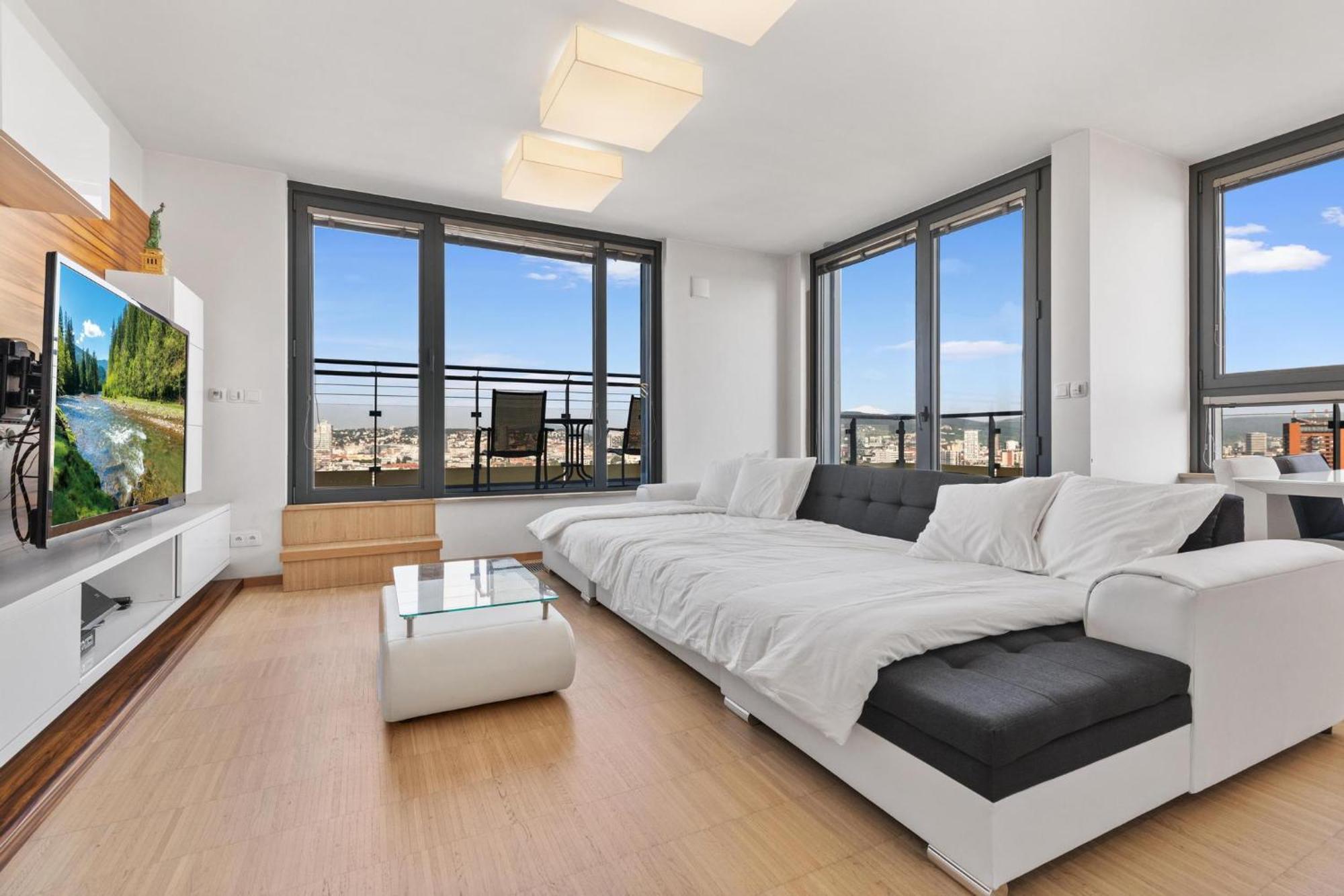 Sky Apartman In Bratislava - With 2 Parking Places Екстериор снимка