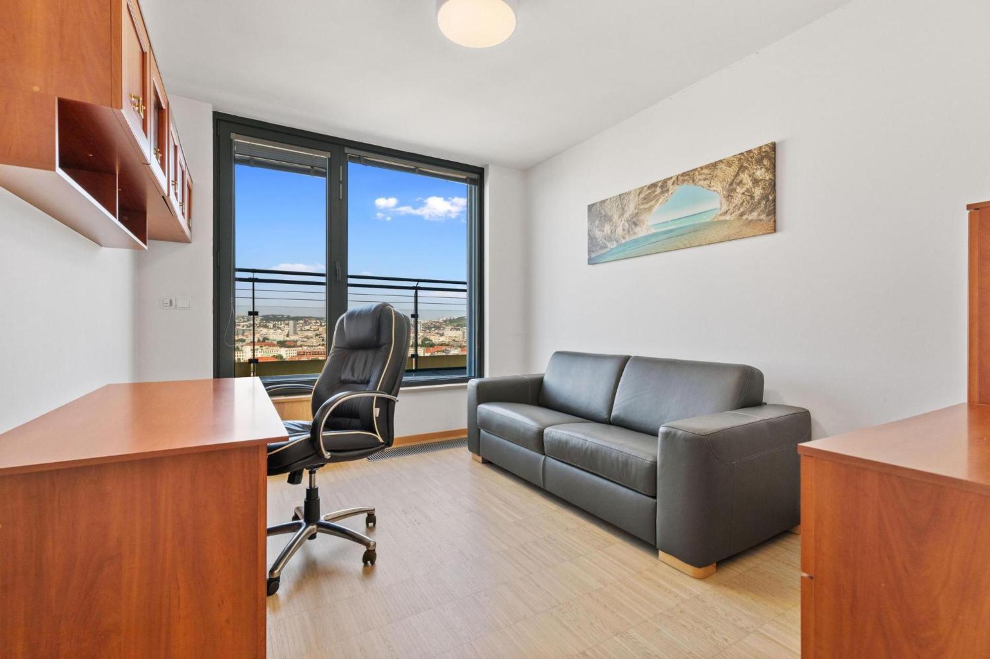 Sky Apartman In Bratislava - With 2 Parking Places Екстериор снимка
