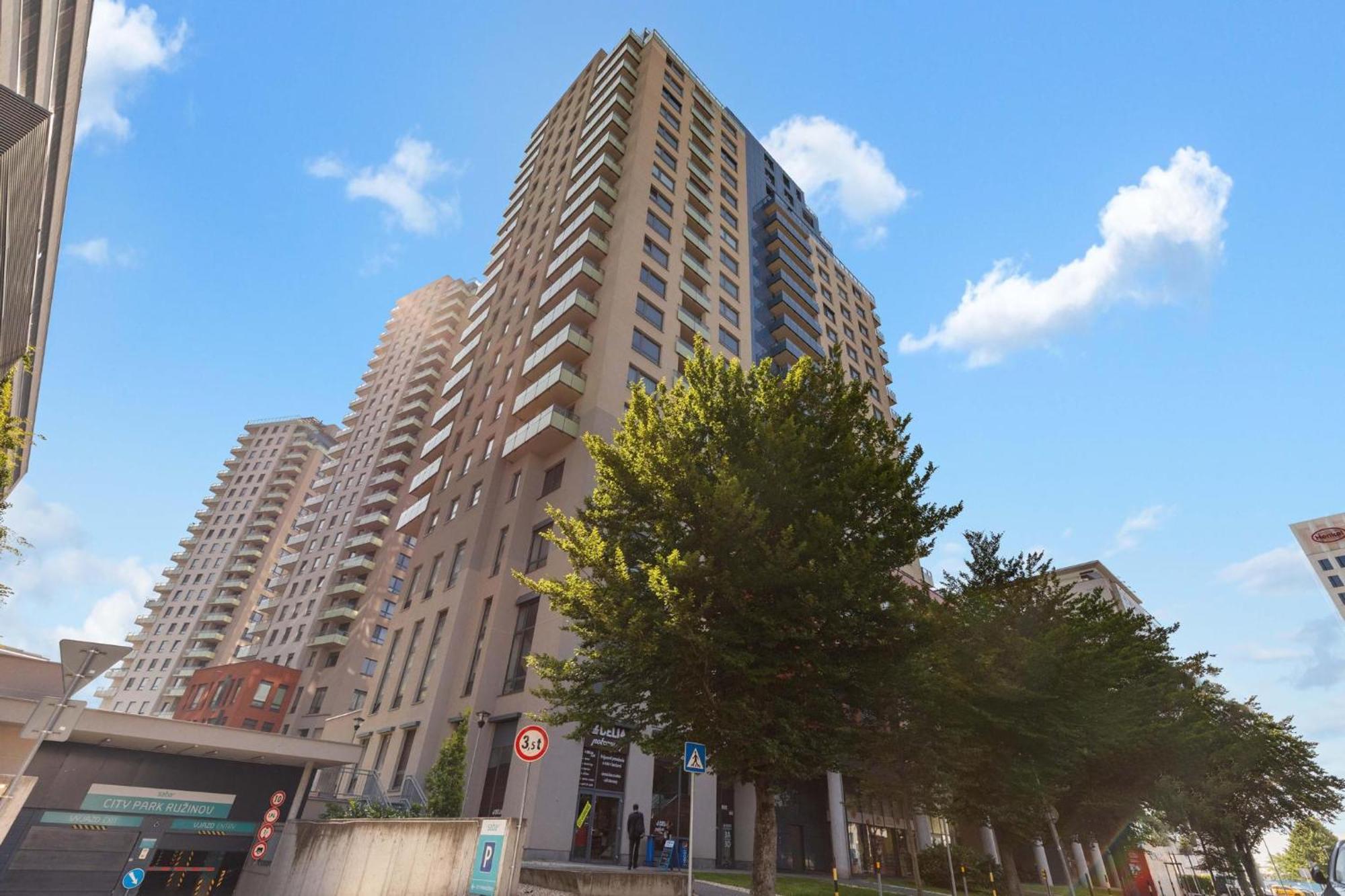 Sky Apartman In Bratislava - With 2 Parking Places Екстериор снимка